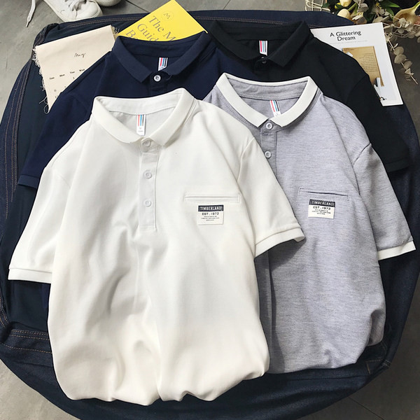 Klassikalise krae ja embleemiga suvine pluus