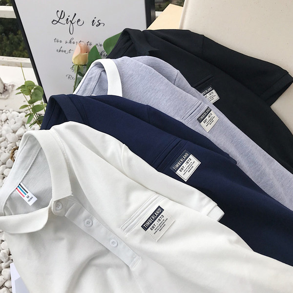 Klassikalise krae ja embleemiga suvine pluus