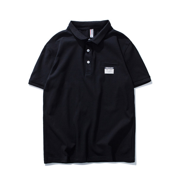 Klassikalise krae ja embleemiga suvine pluus