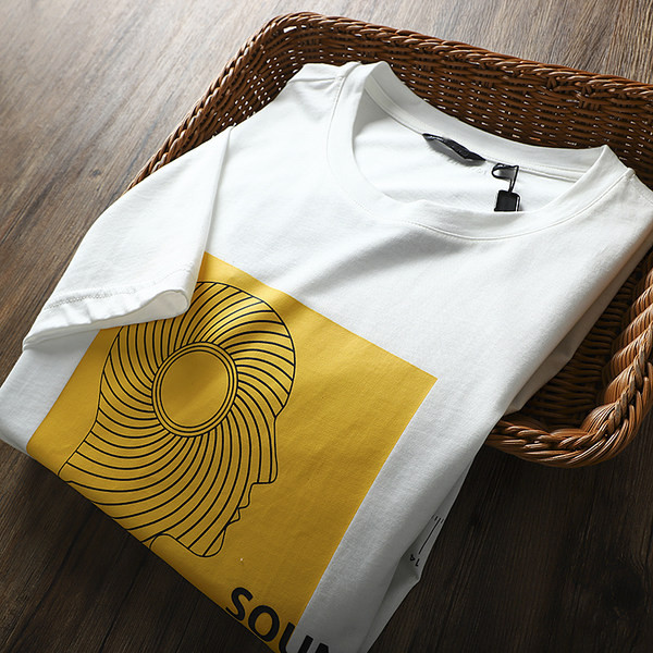 Naiste aplikatsiooni ja lühikeste varrukatega t-särk