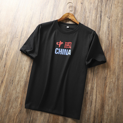 Ανδρικό μπλουζάκι με απλικέ και κοντά μανίκια