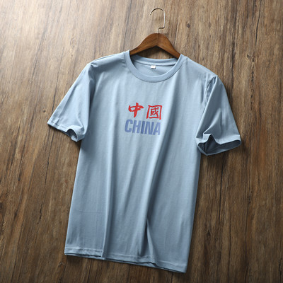 Ανδρικό μπλουζάκι με απλικέ και κοντά μανίκια