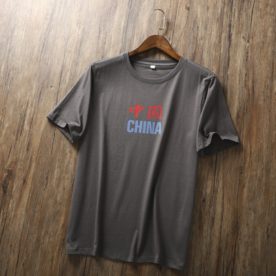 Ανδρικό μπλουζάκι με απλικέ και κοντά μανίκια