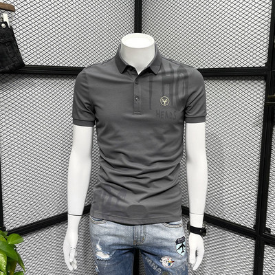 Klassikalise krae ja tikitud kirjaga meeste t-särk