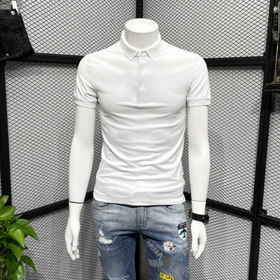 Klassikalise krae ja tikitud kirjaga meeste t-särk