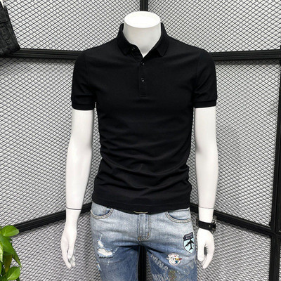 Klassikalise krae ja tikitud kirjaga meeste t-särk