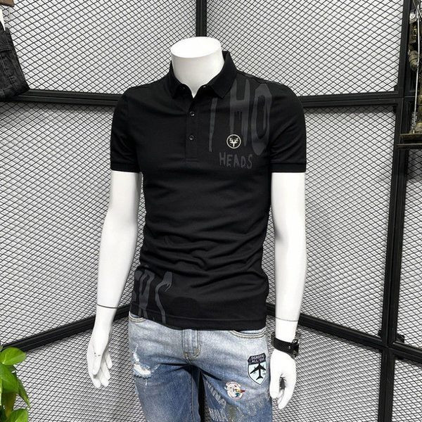 Klassikalise krae ja tikitud kirjaga meeste t-särk