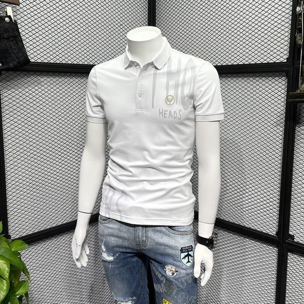 Klassikalise krae ja tikitud kirjaga meeste t-särk