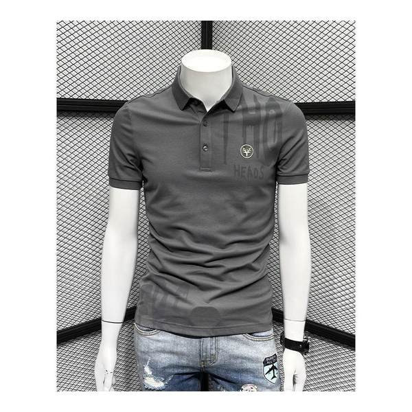 Klassikalise krae ja tikitud kirjaga meeste t-särk