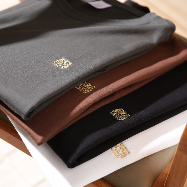 Meeste lõvitikandi ja ümara kaelusega T-särk