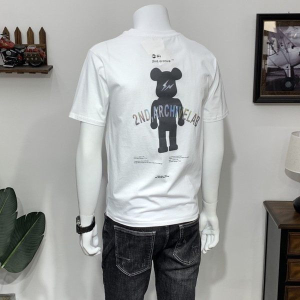 Muška majica s ovalnim izrezom i aplikacijom na leđima