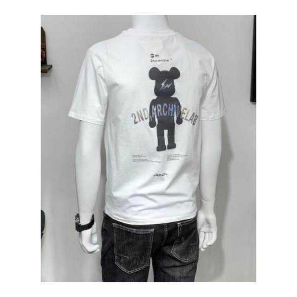 Muška majica s ovalnim izrezom i aplikacijom na leđima