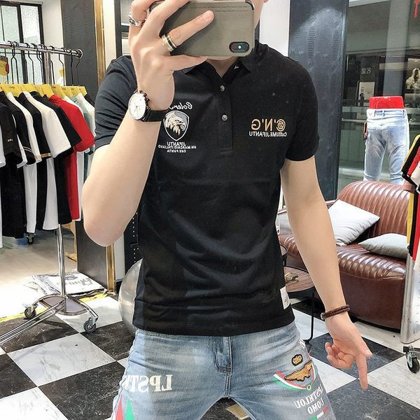 Klassikaliste kraenööpide ja tikandiga vabaaja meeste t-särk