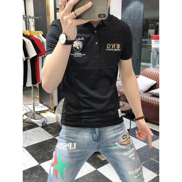 Klassikaliste kraenööpide ja tikandiga vabaaja meeste t-särk