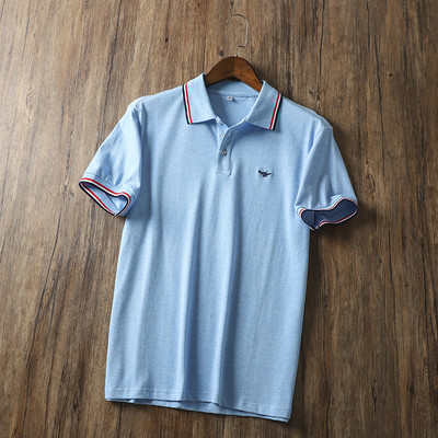 Klassikalise krae ja tikandiga meeste T-särk - sinine värv