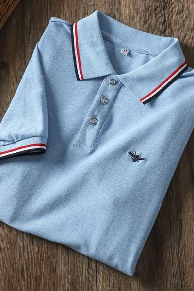 Klassikalise krae ja tikandiga meeste T-särk - sinine värv