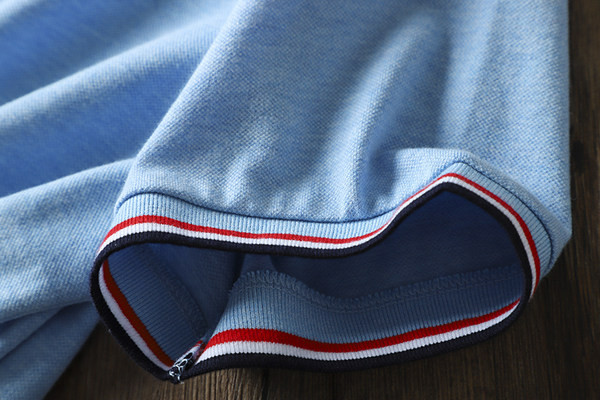 Klassikalise krae ja tikandiga meeste T-särk - sinine värv