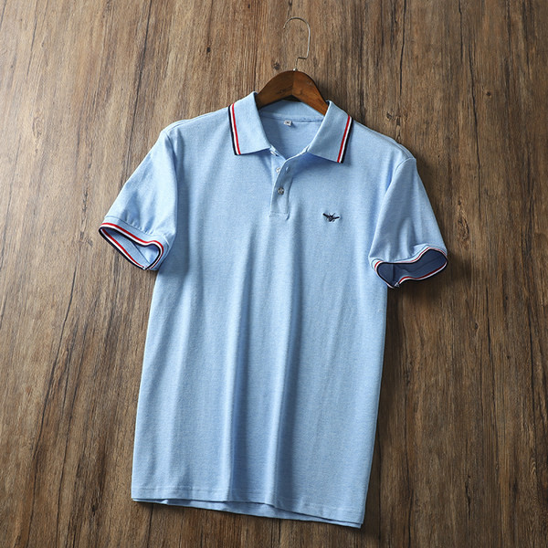 Klassikalise krae ja tikandiga meeste T-särk - sinine värv