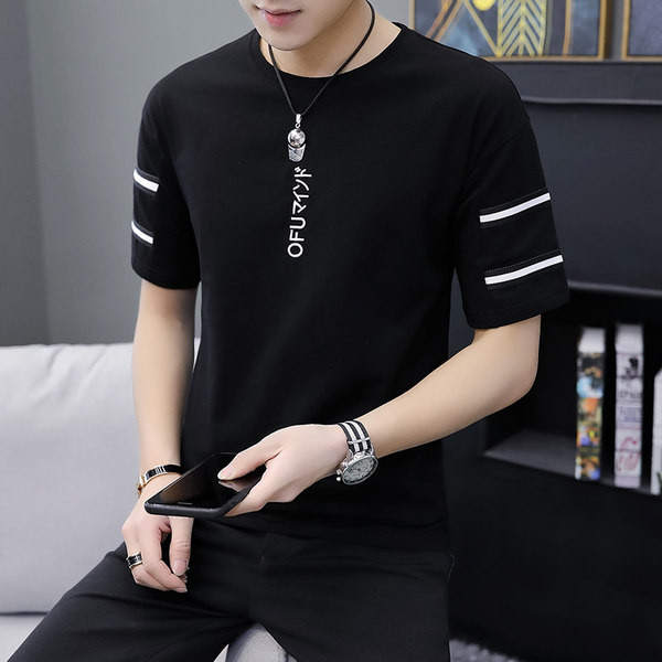 Mitmes värvitoonis lühikeste varrukate ja ümara kaelusega vabaaja meeste T-särk