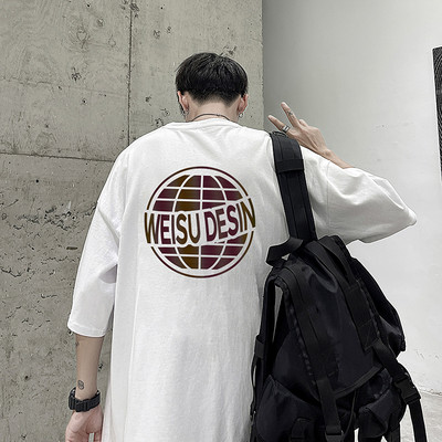 Meeste t-särk vaba lõike ja prindiga seljal