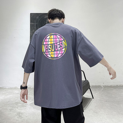 Meeste t-särk vaba lõike ja prindiga seljal