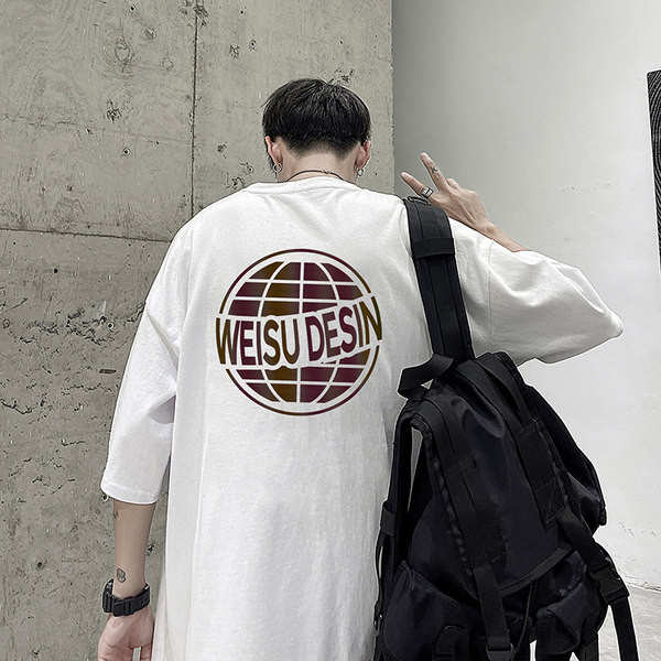 Meeste t-särk vaba lõike ja prindiga seljal