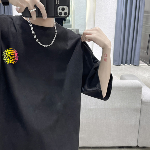 Meeste t-särk vaba lõike ja prindiga seljal