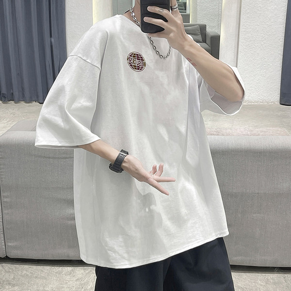 Meeste t-särk vaba lõike ja prindiga seljal