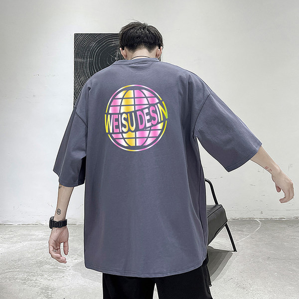 Meeste t-särk vaba lõike ja prindiga seljal