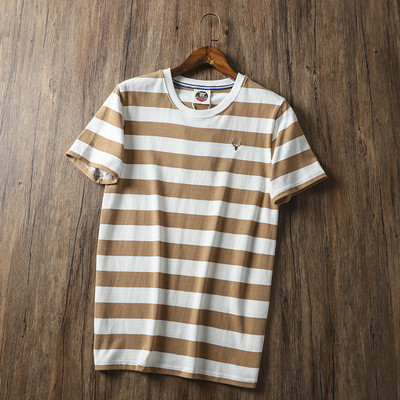 Triibuline meeste t-särk lühikeste varrukate ja ümara kaelusega