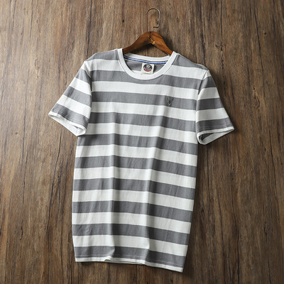 Triibuline meeste t-särk lühikeste varrukate ja ümara kaelusega