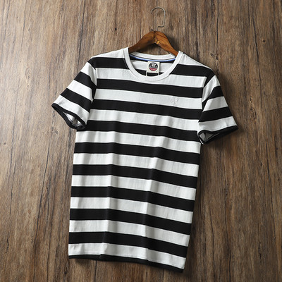 Triibuline meeste t-särk lühikeste varrukate ja ümara kaelusega