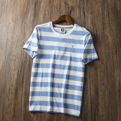 Triibuline meeste t-särk lühikeste varrukate ja ümara kaelusega