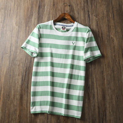 Triibuline meeste t-särk lühikeste varrukate ja ümara kaelusega