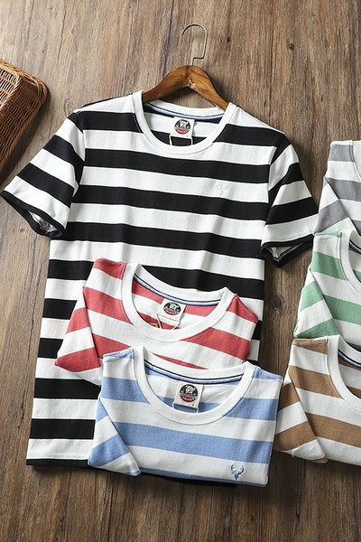 Triibuline meeste t-särk lühikeste varrukate ja ümara kaelusega