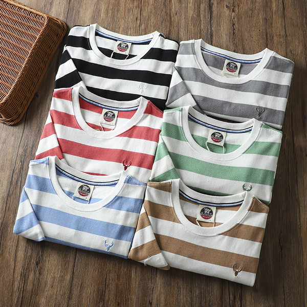 Triibuline meeste t-särk lühikeste varrukate ja ümara kaelusega