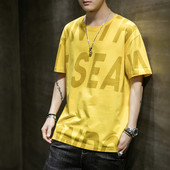 Kolmes värvitoonis meeste tekstide ja lühikeste varrukatega T-särk