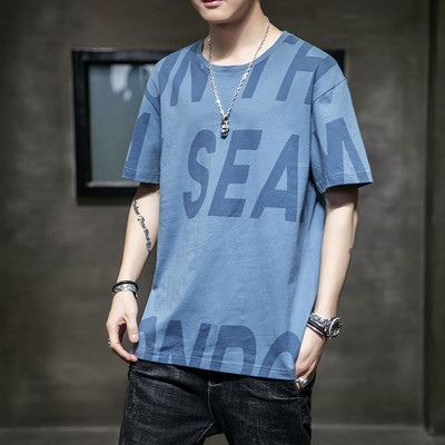 Kolmes värvitoonis meeste tekstide ja lühikeste varrukatega T-särk