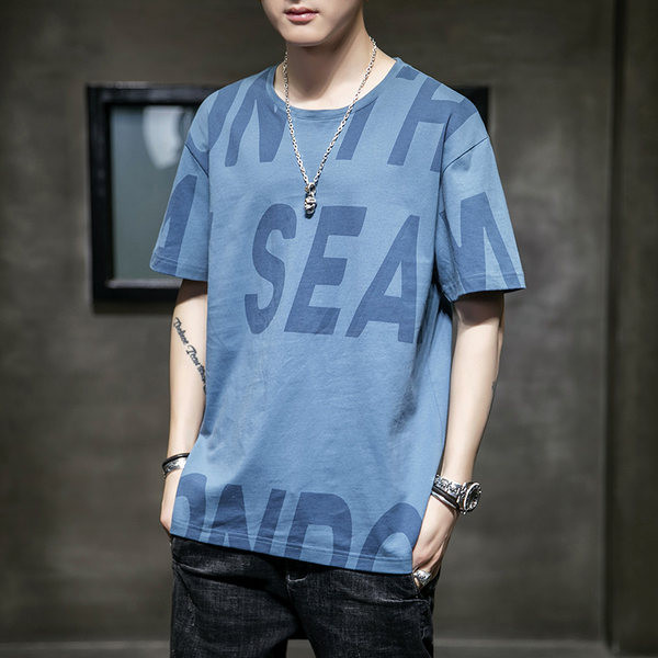 Kolmes värvitoonis meeste tekstide ja lühikeste varrukatega T-särk