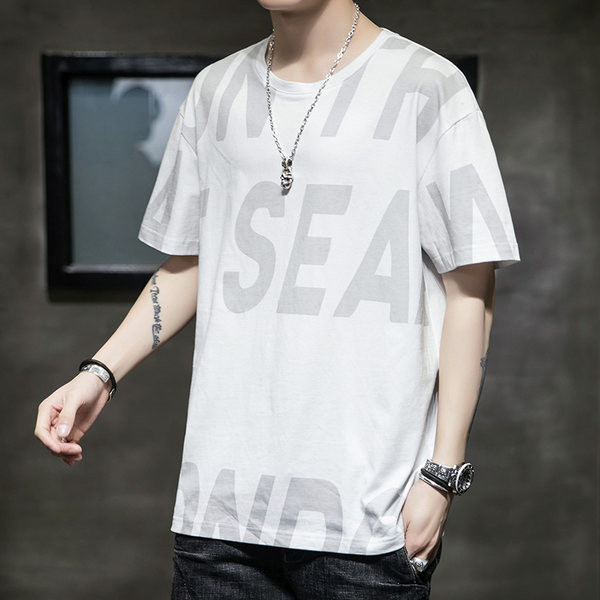 Kolmes värvitoonis meeste tekstide ja lühikeste varrukatega T-särk