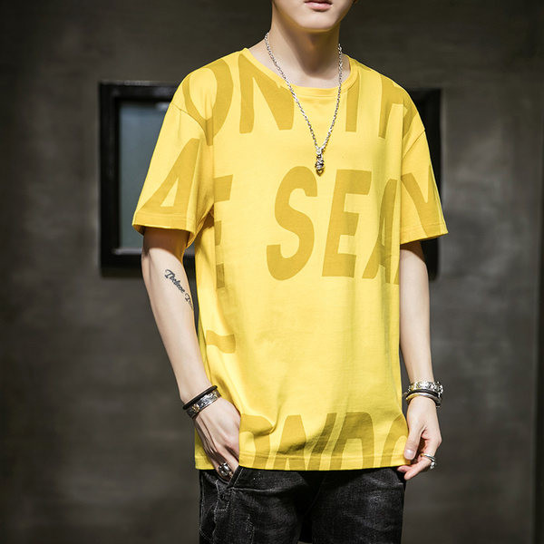 Kolmes värvitoonis meeste tekstide ja lühikeste varrukatega T-särk