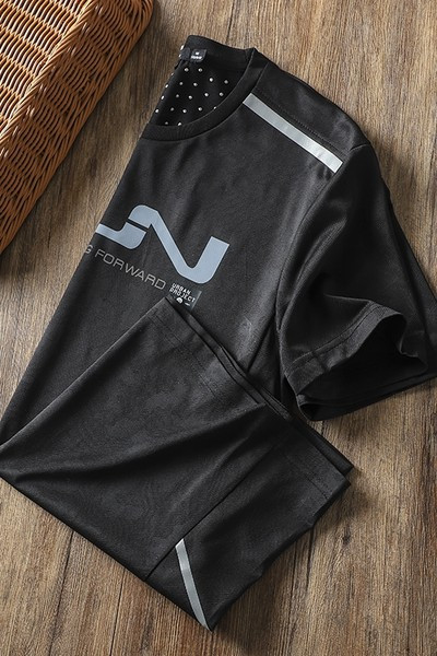 Sport - igapäevane meeste T-särk, millel on pealdisrakendus