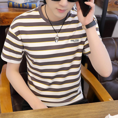 Ανδρικό μπλουζάκι με κοντά ριγέ μανίκια και οβάλ λαιμόκοψη