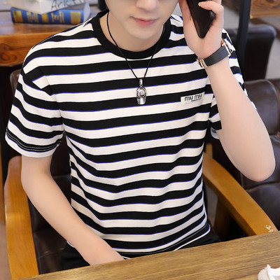 Ανδρικό μπλουζάκι με κοντά ριγέ μανίκια και οβάλ λαιμόκοψη