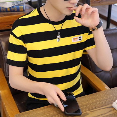 Ανδρικό μπλουζάκι με κοντά ριγέ μανίκια και οβάλ λαιμόκοψη