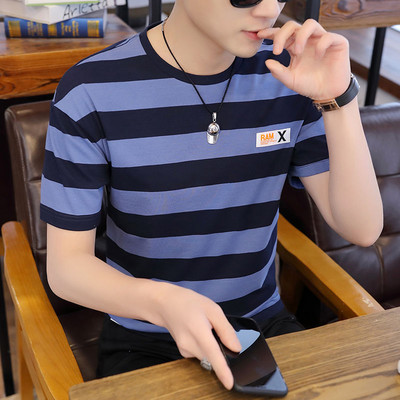 Ανδρικό μπλουζάκι με κοντά ριγέ μανίκια και οβάλ λαιμόκοψη