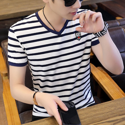 Ανδρικό μπλουζάκι με κοντά ριγέ μανίκια και οβάλ λαιμόκοψη