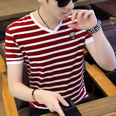 Ανδρικό μπλουζάκι με κοντά ριγέ μανίκια και οβάλ λαιμόκοψη