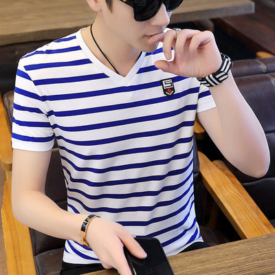 Ανδρικό μπλουζάκι με κοντά ριγέ μανίκια και οβάλ λαιμόκοψη