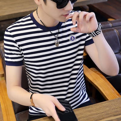 Ανδρικό μπλουζάκι με κοντά ριγέ μανίκια και οβάλ λαιμόκοψη